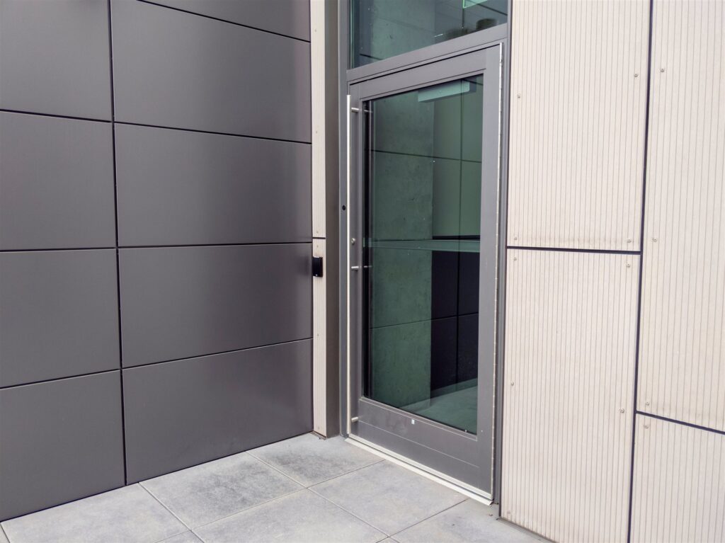事務所の建物の通用口にあるガラスのドア