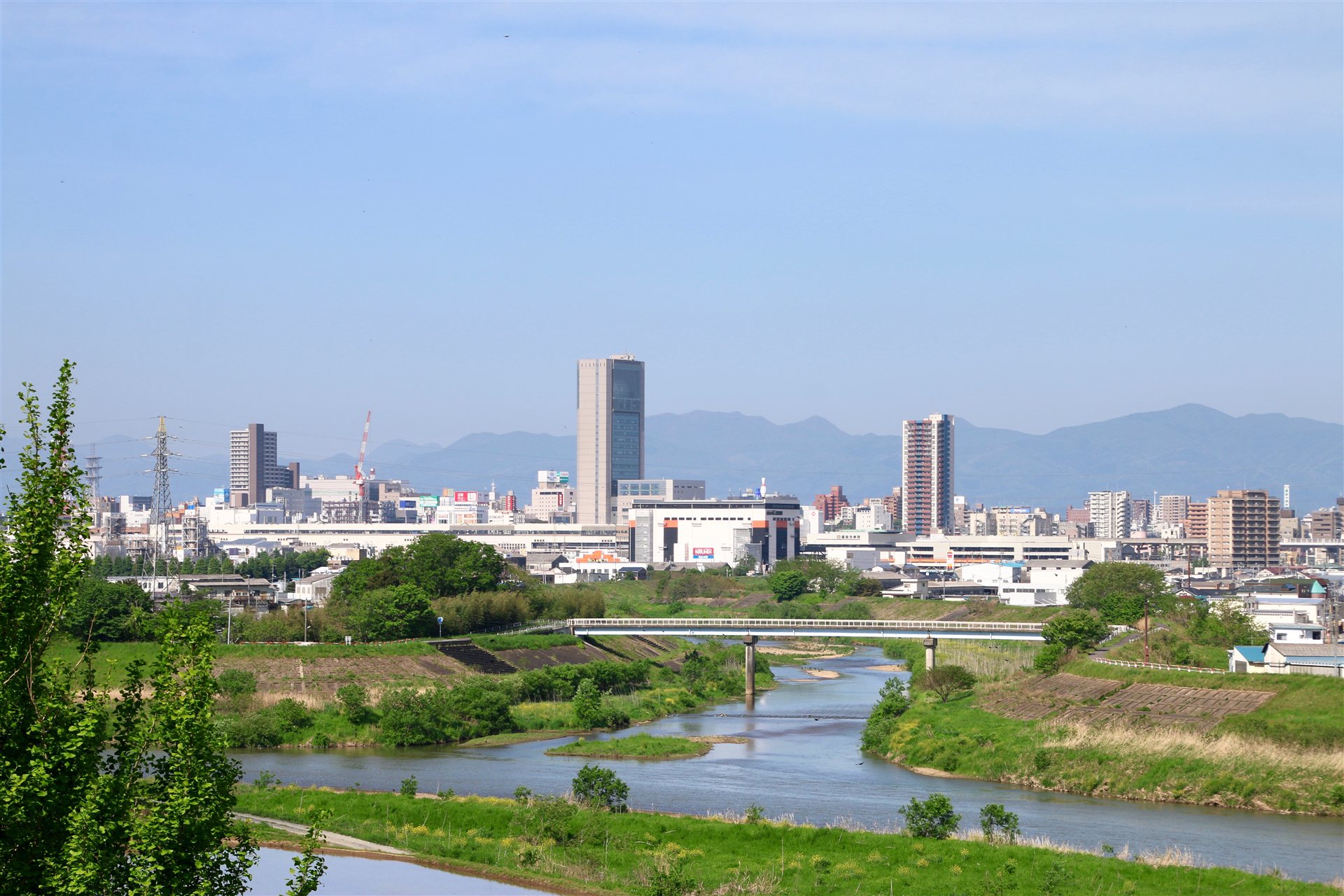 川と緑の向こうに高い建物が並ぶ郡山市の街並み