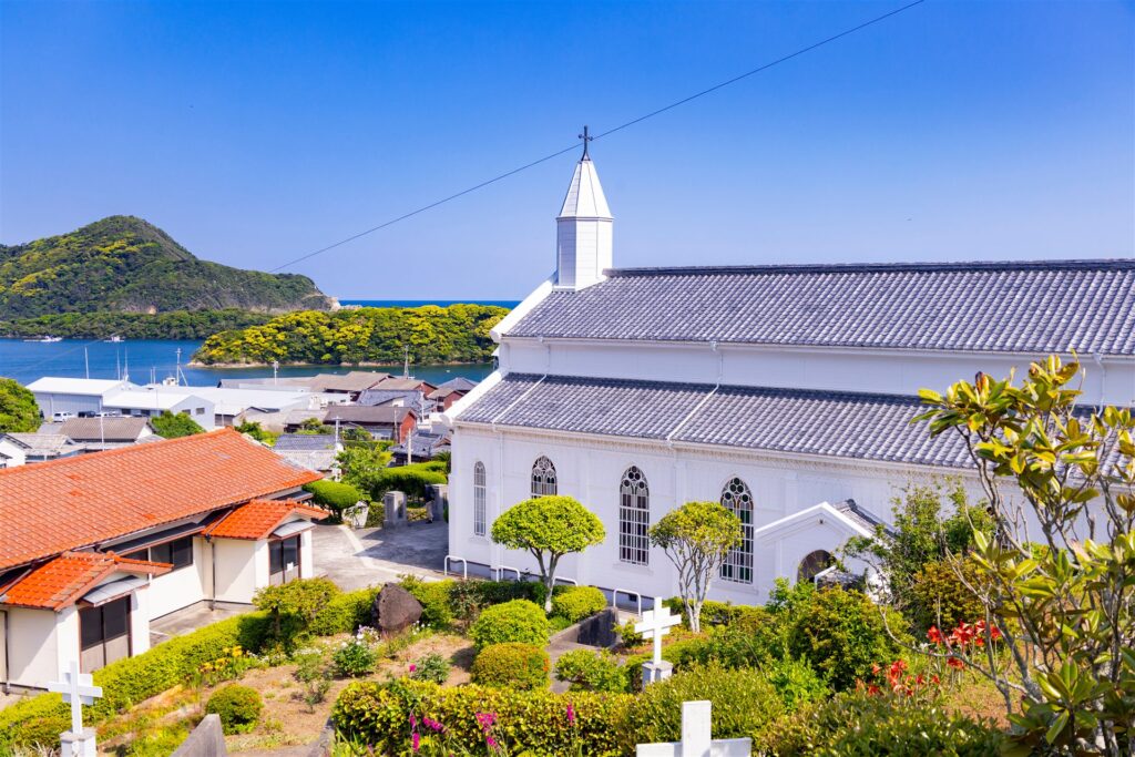 海辺に建つ白い水ノ浦教会（長崎県五島市）
