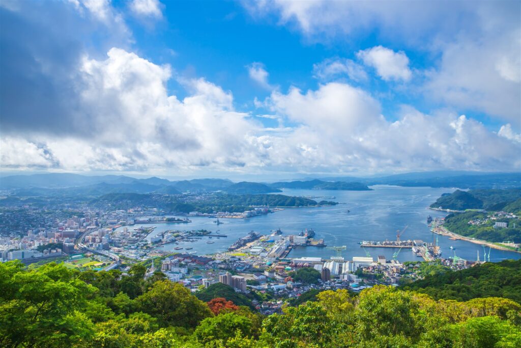 弓張岳から見た佐世保市の港と街