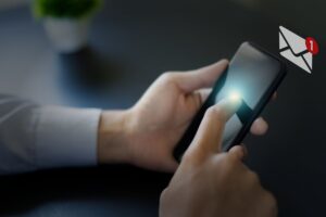 スマホの通知を見る人の手元