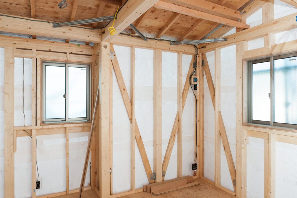 建築中の木造住宅の柱と筋かいの壁